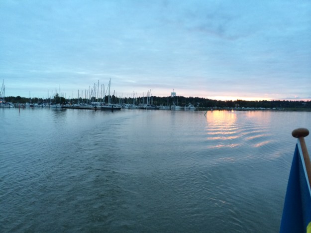 Lämnar Trosa Hamn kl. 0340, solen är på väg upp