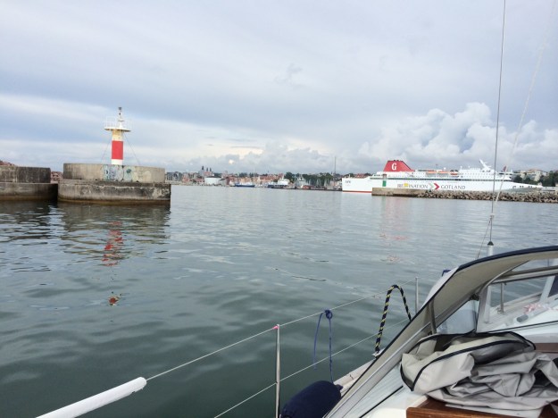 På väg in i Visby hamn, tydlig och bra pir att passera in i