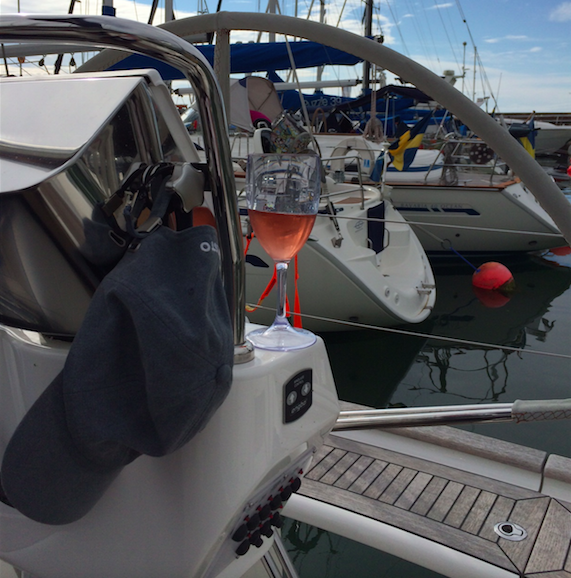 Förtöjd i Visby hamn kl. 1700, tar en lur i sittbrunnen